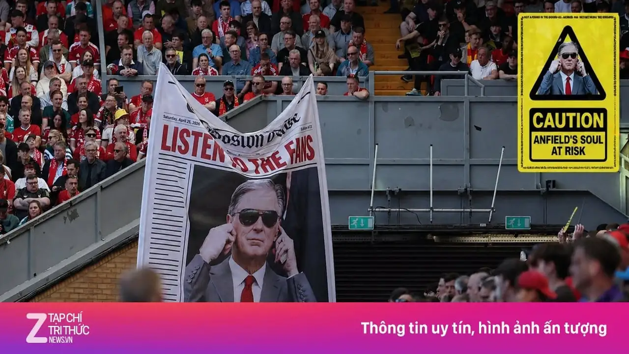 جماهير ليفربول تتظاهر ضد مالك النادي.